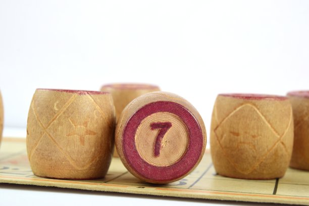 有数字的木制乐透桶。孤立在白色背景上。家庭宾果游戏。概念上的照片。图片下载
