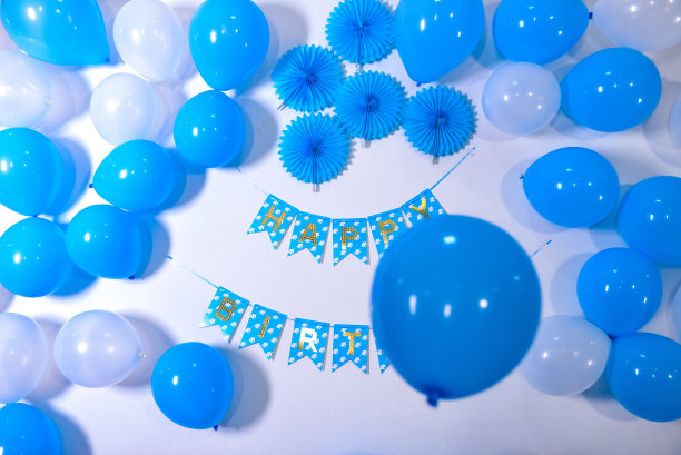 生日派对背景快乐。墙上装饰着五颜六色的气球和生日快乐贴纸挂在墙上。图片下载