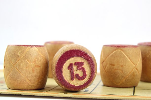 有数字的木制乐透桶。孤立在白色背景上。家庭宾果游戏。概念上的照片。图片下载