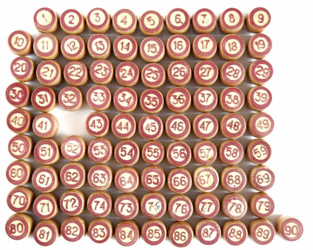 有数字的木制乐透桶。孤立在白色背景上。家庭宾果游戏。概念上的照片。图片下载