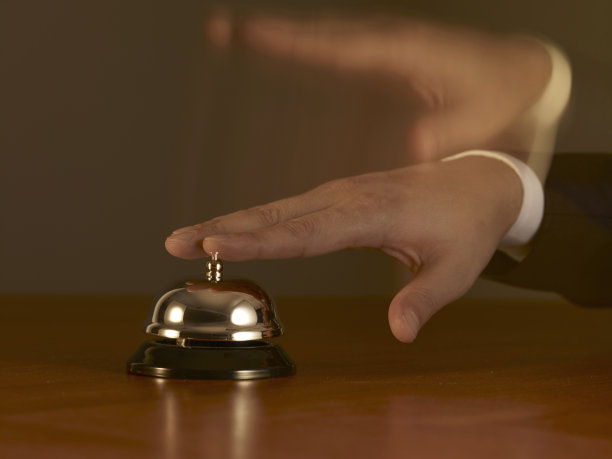 模糊动作人推前台服务铃图片下载