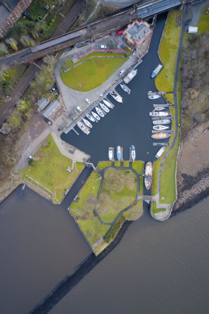 苏格兰敦巴顿郡保龄球码头和海港保护村庄的鸟瞰图图片下载