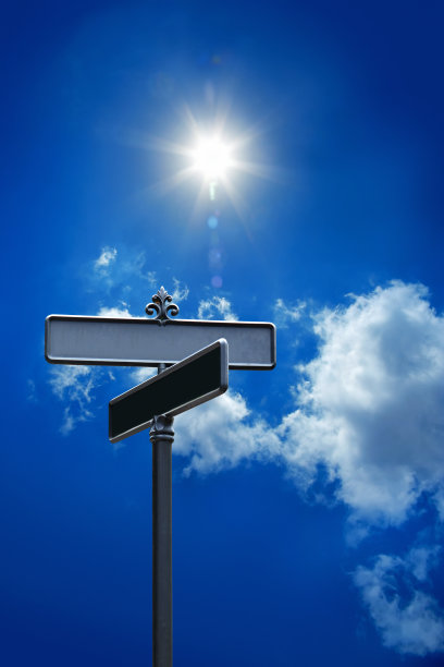 晴朗的天空上，一片空白的街道名称图片下载