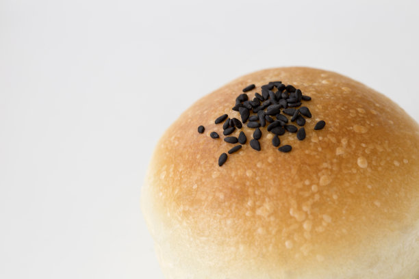 白色背景上的糕点特写图片下载