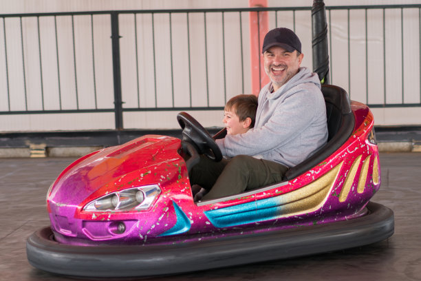 父子在碰碰车里图片下载