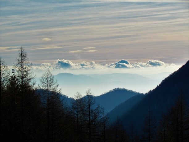 云从雾霭中升起图片下载