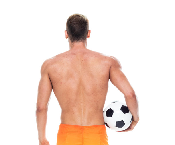 白人男子足球运动员穿着泳衣，手持足球站在白色背景前图片下载