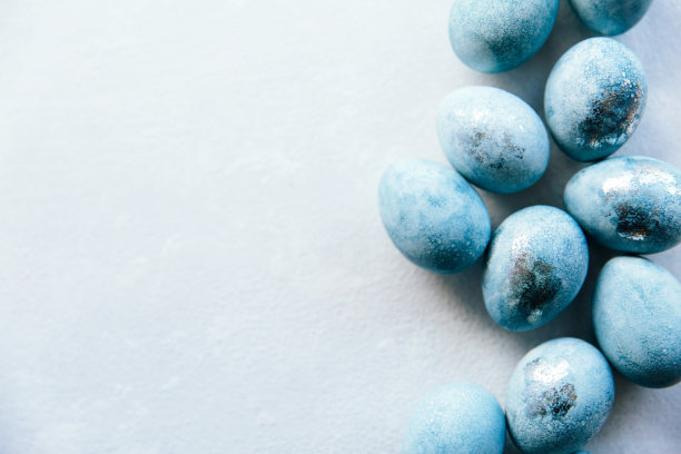 将淡蓝色复活节彩蛋组在白色背景上孤立。染色复活节彩蛋。色彩柔和的构图。复活节consept。平躺，俯视图。副本的空间。图片下载