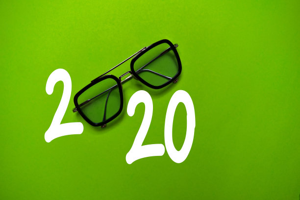 2020年新年快乐，眼镜隔离在颜色表上图片下载