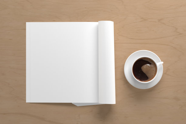 空白的杂志页面。工作空间的折叠杂志模型在桌子上。图片下载
