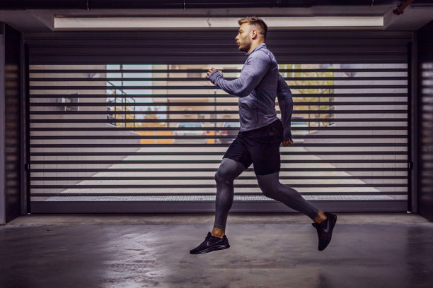 在地下车库跑步的年轻健壮的运动员图片下载