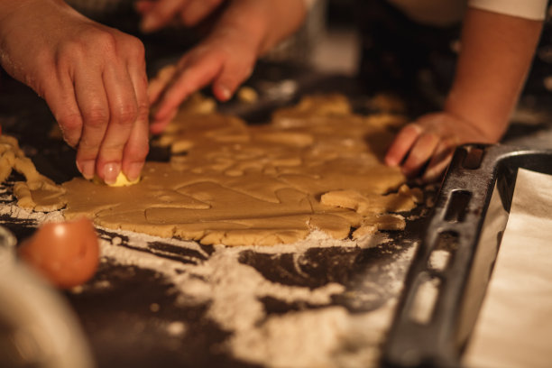 女人的手在托盘上放着面团饼干图片下载