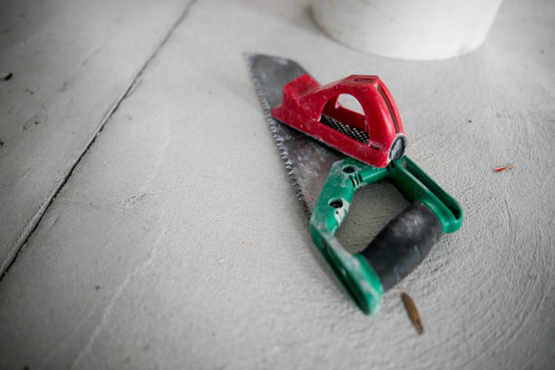 木匠或建筑工人的工作场所和工具。手锯位于工作面上图片下载