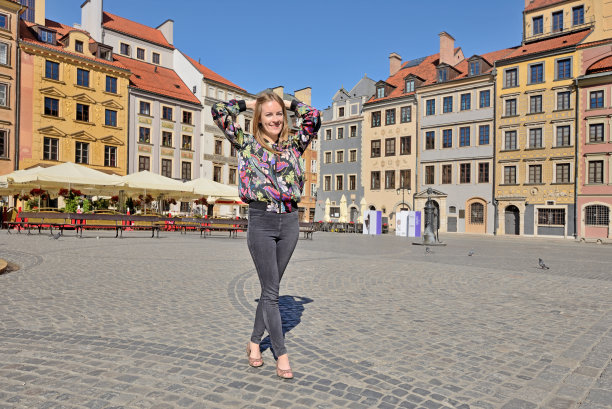 波兰华沙老城的女孩。图片下载