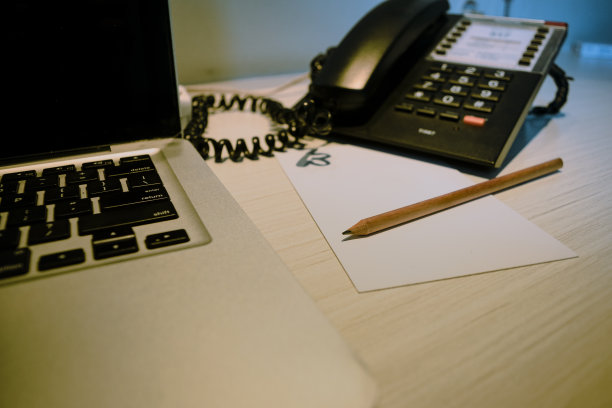 纸上的铅笔、办公桌电话和笔记本图片下载