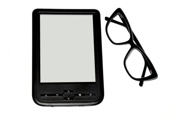 电子书和黑色眼镜孤立在白色背景图片下载