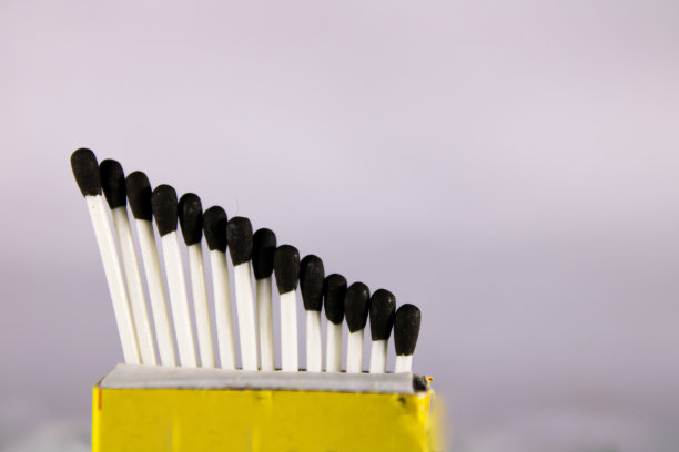 这是一个创意的蜡火柴盒，带有一根棍子和一个黑色的头图片下载