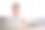 美丽的年轻女子微笑肖像和网上购物的笔记本电脑在家里在假日周末。图片下载
