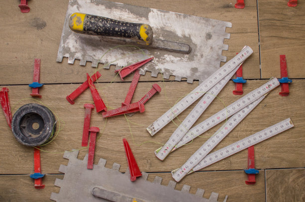 用于铺设瓷砖的工具。泥刀、齿状刮刀、用于专业瓷砖铺设的钓线锤图片下载