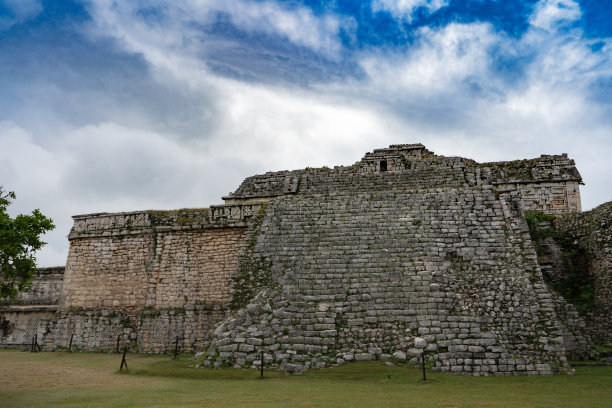 奇琴伊察考古遗址的建筑物。古代玛雅文明的建筑。旅行照片或壁纸。尤卡坦。图片下载