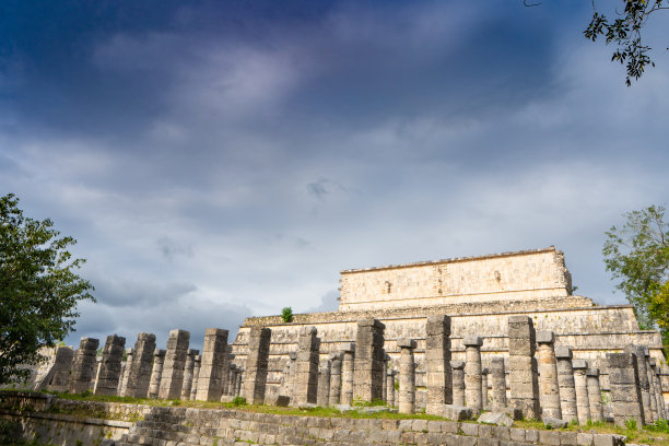 勇士神庙(Templo de los Guerreros)建筑群。奇琴伊察考古遗址。古玛雅文明的建筑。旅游照片或壁纸。尤卡坦半岛。图片下载