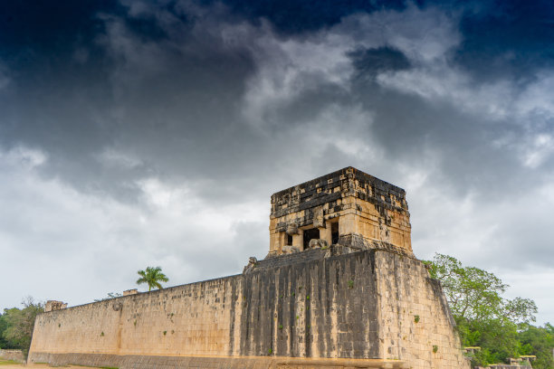 大球场。奇琴伊察考古遗址。古玛雅文明的建筑。旅游照片或壁纸。尤卡坦半岛。图片下载