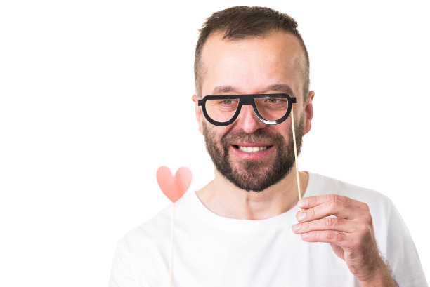 戴眼镜和心形的男人图片下载