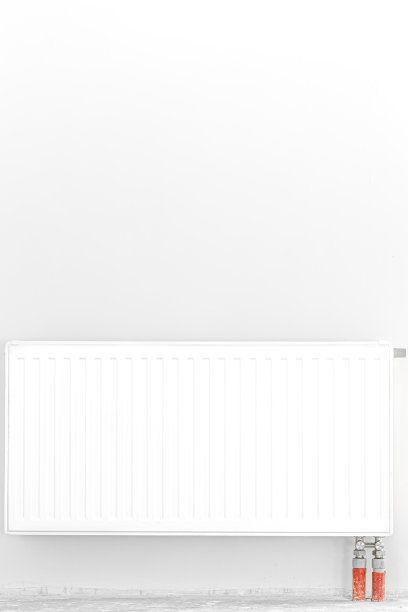 白墙前的暖气片。空间的文本。图片下载