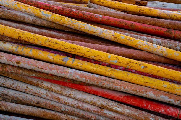 用于建筑的彩色脚手架和木材堆叠背景图图片下载