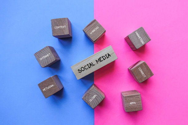 社交媒体的木块和粉色和蓝色背景的营销。图片下载