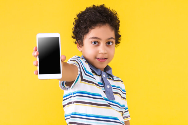 黑人男孩被隔离在黄色背景下图片下载