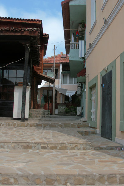 城市景观，一个角落的私人sectra。舒适的庭院，石头铺装，台阶由天然材料制成。夏天是一个阳光明媚的日子图片下载