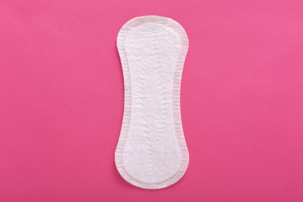 室内水平图片，未包装的卫生巾，随时可用，一次性，位于照片中间，女性月经卫生概念。平的。前视图。图片下载