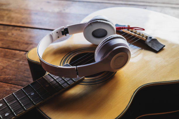 古典吉他和音乐耳机图片下载