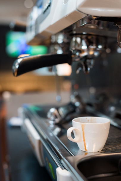 咖啡壶上的黑咖啡图片下载