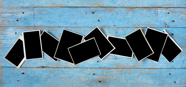 一套古董空相框，平躺在肮脏的木制背景，自由的空间图片和文字图片下载