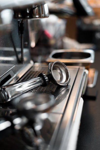 咖啡壶上的黑咖啡图片下载