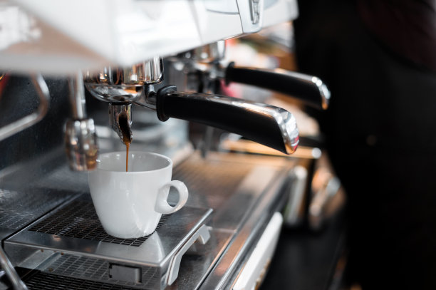 咖啡壶上的黑咖啡图片下载