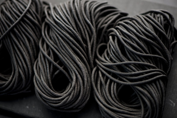 墨水鱿鱼面食。新鲜的自制，传统的经典地中海菜肴，芳香的黑鱿鱼墨意大利面。新鲜的鸡蛋意面染成丝滑的黑色。图片下载