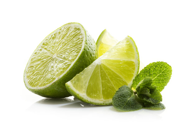 熟透多汁的青柠片和绿薄荷叶特写图片下载