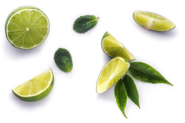 熟透多汁的青柠片和绿薄荷叶特写图片下载
