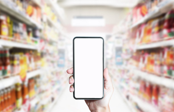 在抽象超市背景下使用智能手机进行在线购物，在线商务概念图片下载