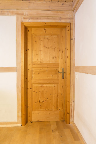 关着棕色枫树的门，在室内图片下载