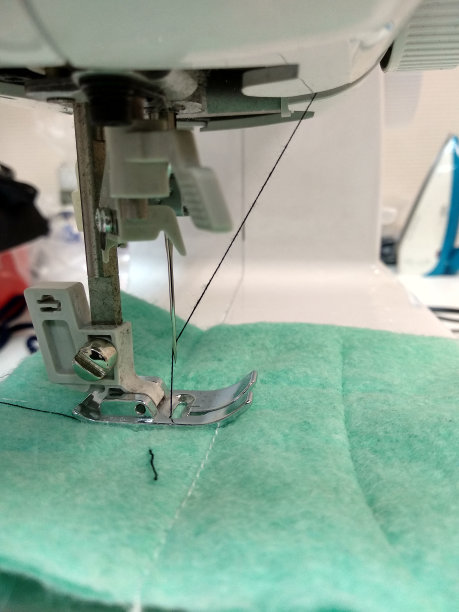 缝纫机的针板、针脚和输送带。图片下载