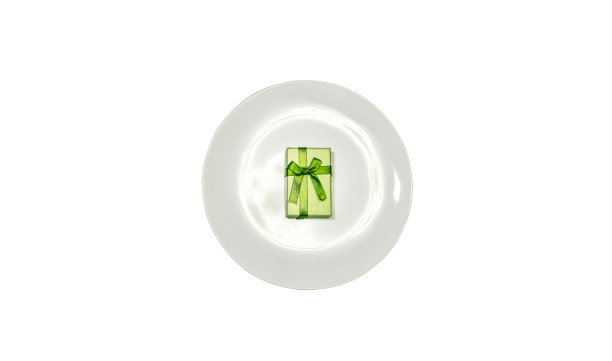 黑色星期五概念照片。现盒在白色板上隔离。销售和折扣。圣诞购物的想法。特别优惠价。图片下载