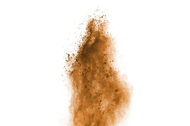 白色背景上有棕色粉末爆炸。图片下载