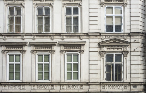 建筑的正面有对称的窗户图案图片下载