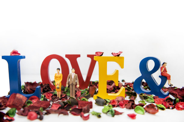 三角恋：爱与恋人的抽象照片，木制字母与塑料小人模型图片下载