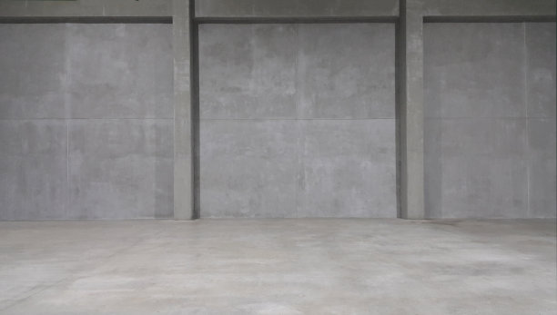 这个房间有白色的墙壁和水泥地板。图片下载