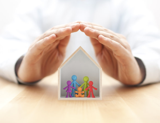 双手呵护木屋中的彩色家庭人偶图片下载